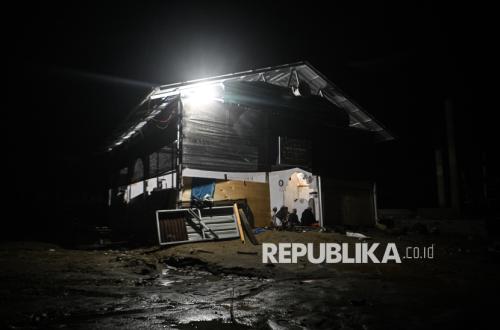 Prayer Recitations from an Emergency Mosque as Aceh Disaster Survivors Seek Divine Mercy