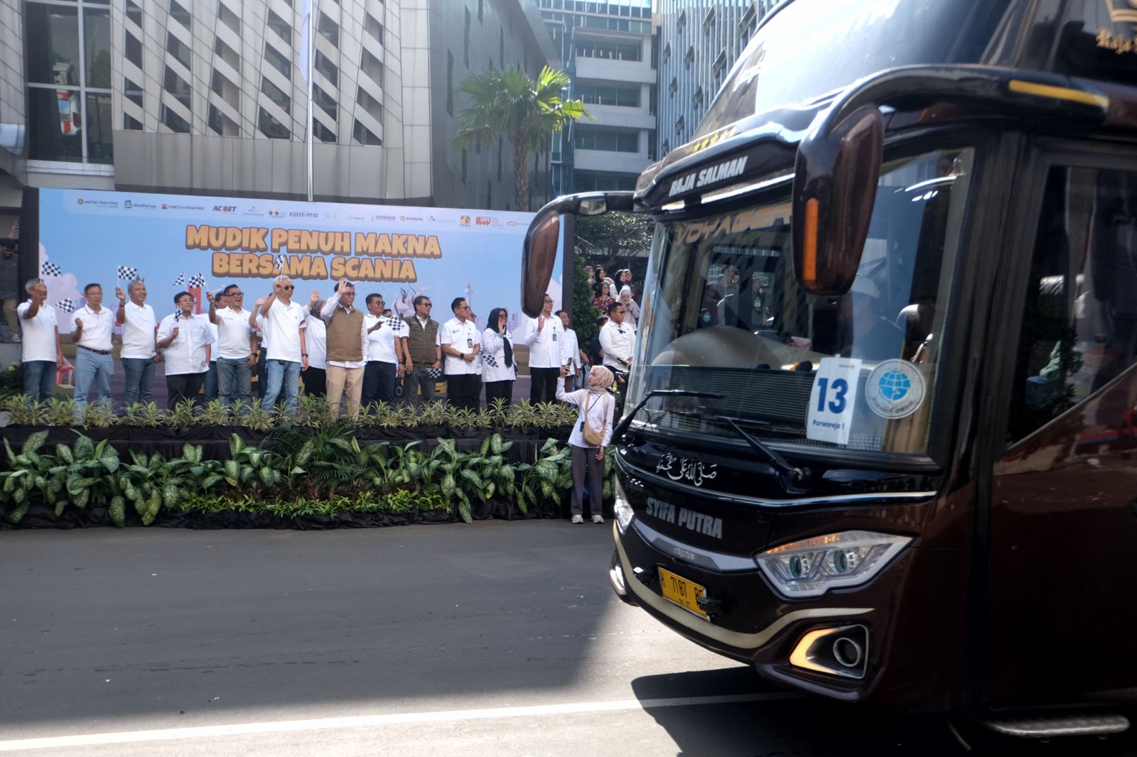 Labour Minister Yassierli Sends Off 1,545 United Tractors Workers on Eid Holiday Journey