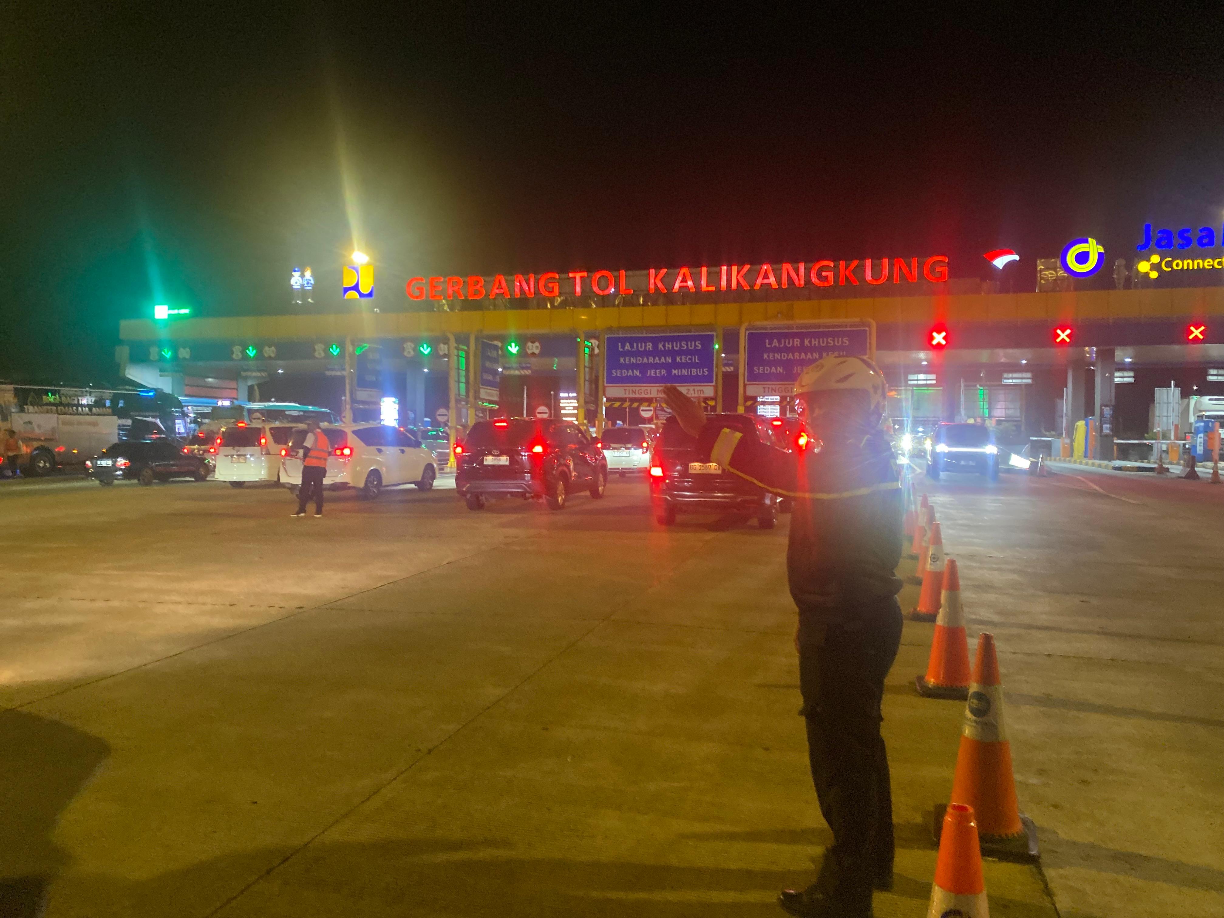 Eid Holiday Traffic Update 2026: Significant Inflow into Central Java at Kalikangkung and Pejagan Toll Gates