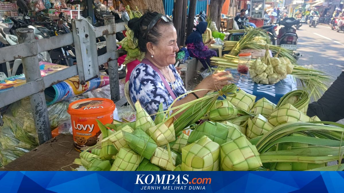 Weaving Ketupat Since Childhood, Rosida Now Struggles Amidst Sparse Customers