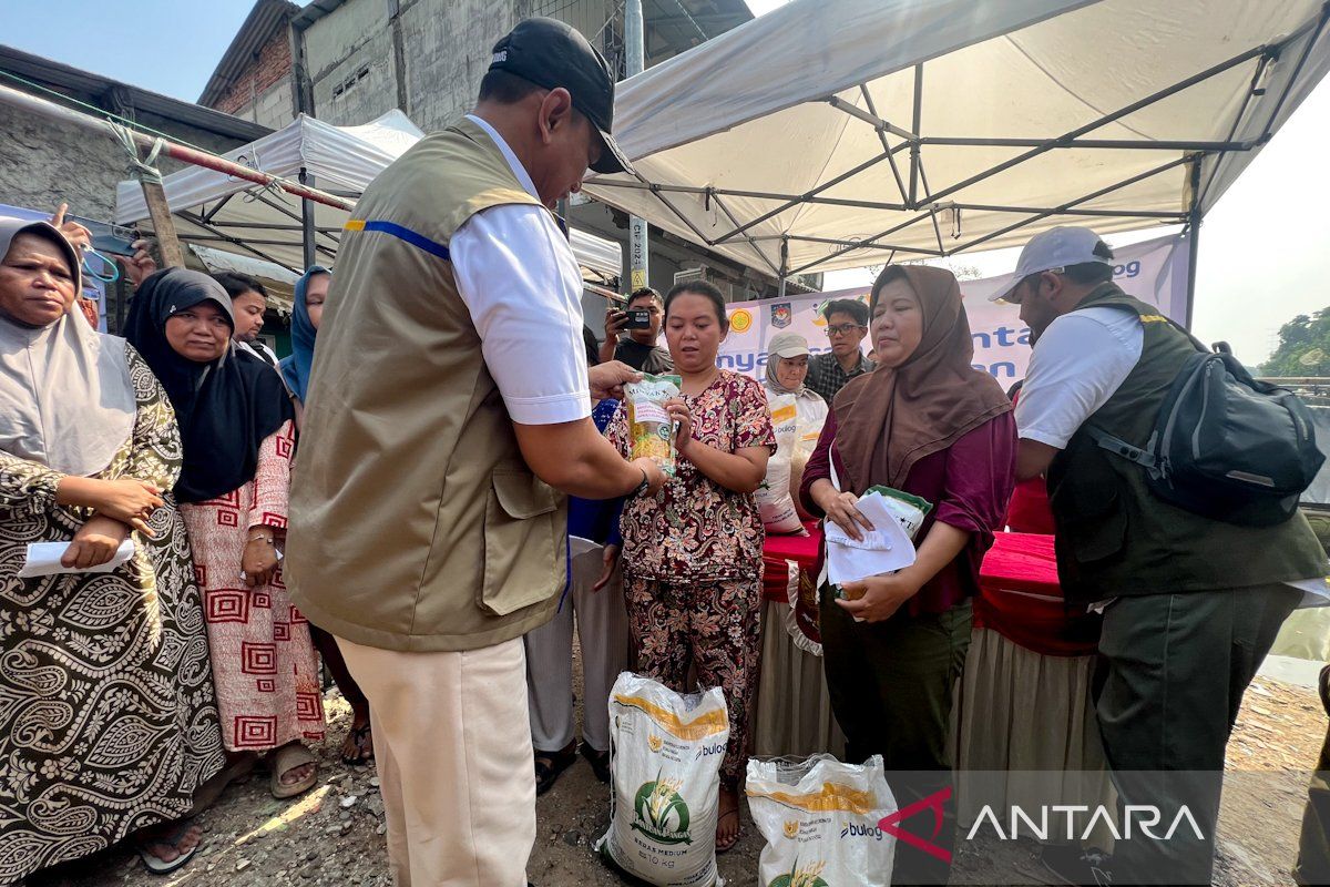 Bulog Simultaneously Distributes Rice and Cooking Oil Aid to 32.3 Million Beneficiary Families