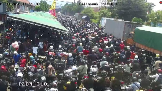 Latest Update! ASDP Adds One Ship to Clear Horrific Gilimanuk Traffic Jam