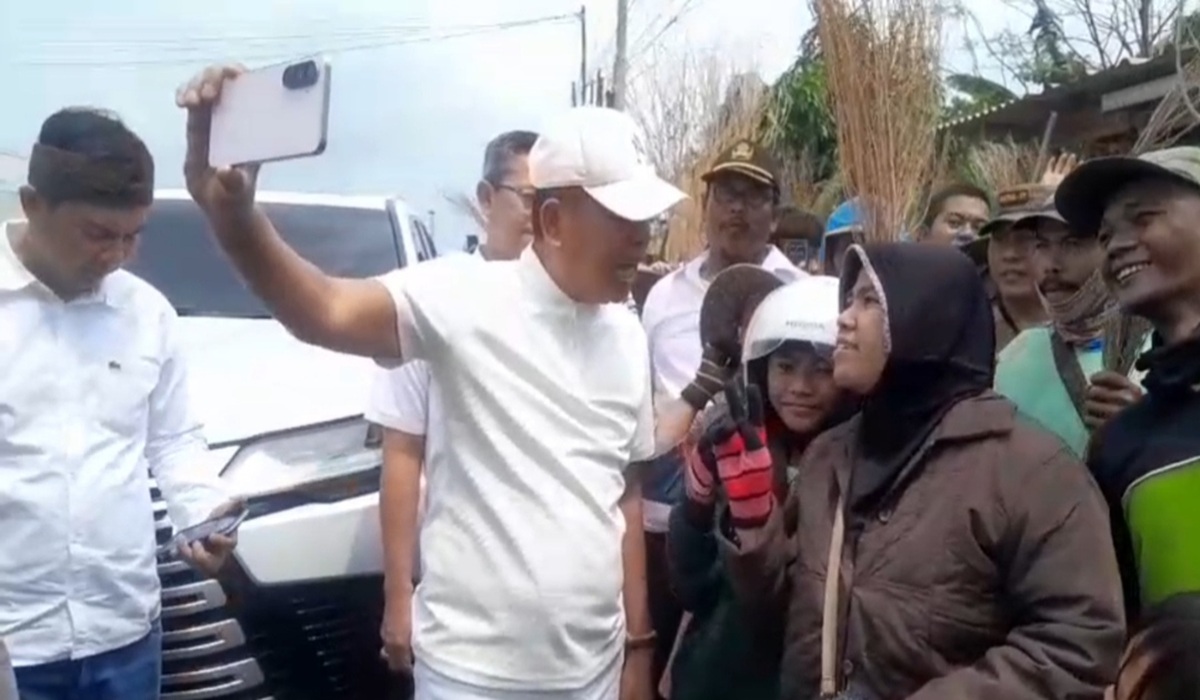 KDM Provides Compensation for Coin Sweepers on Pantura Sewo Bridge