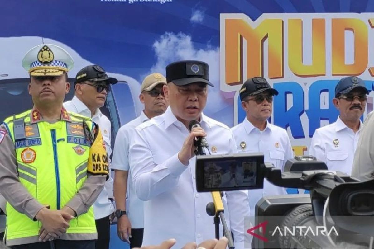 Transport Minister explains understanding of migrant criticism during Ketapang Port inspection