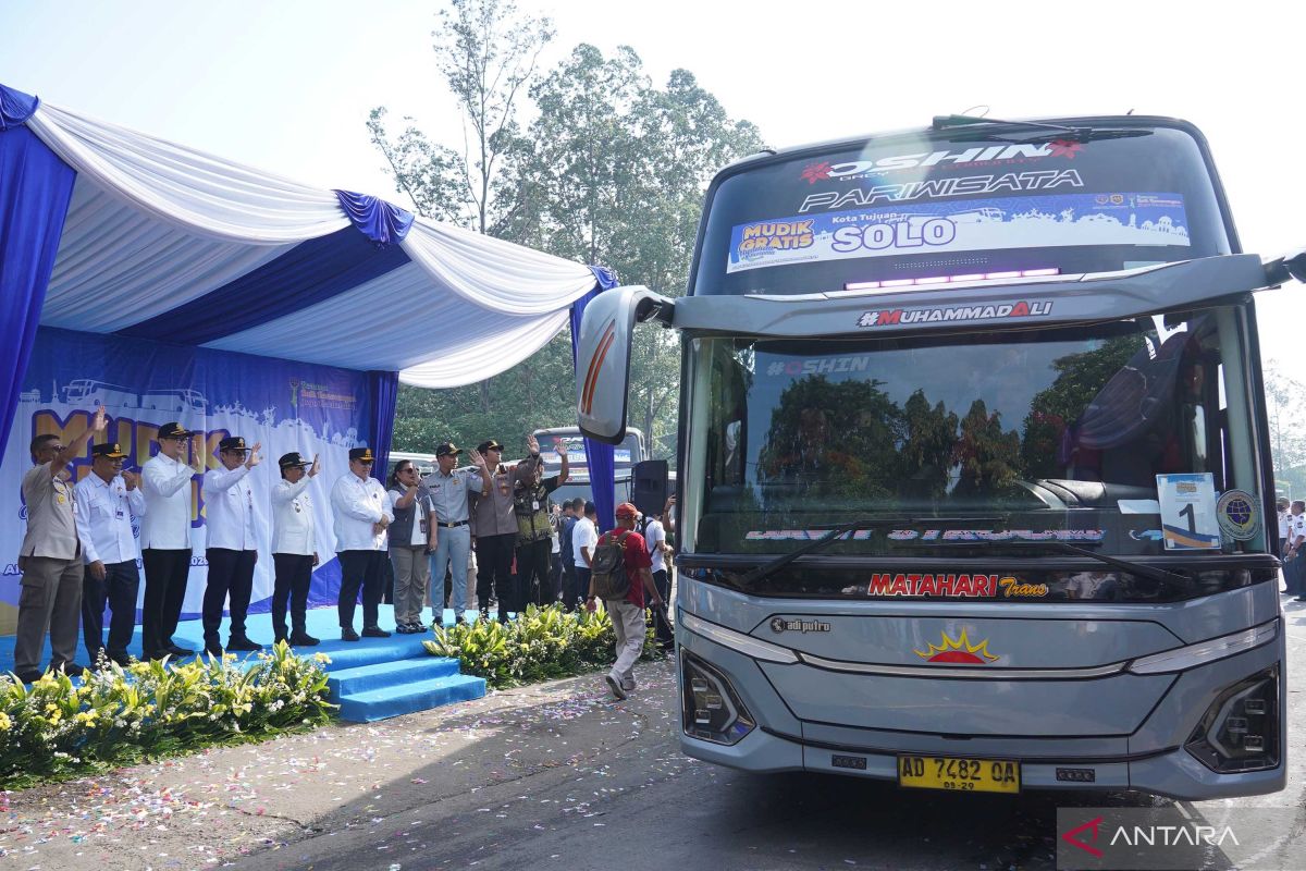 Tangerang Mayor Dispatches 1,860 Free Mudik Participants from Transport Ministry