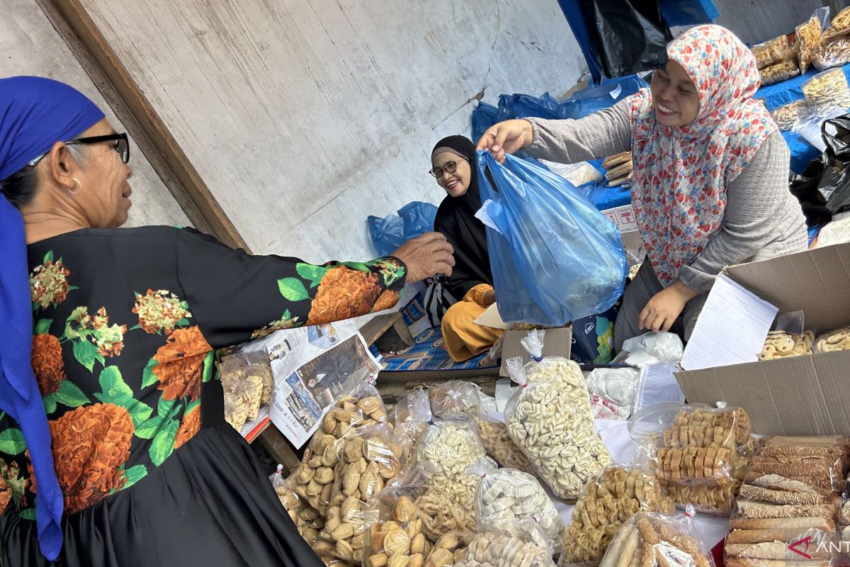 Disaster-affected residents shop for Eid needs at Kayu Pasak market in Agam