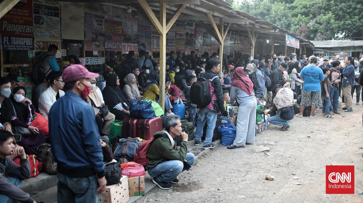 Mudik Passengers at Lebak Bulus Terminal Fall Victim to Online Ticket Scams
