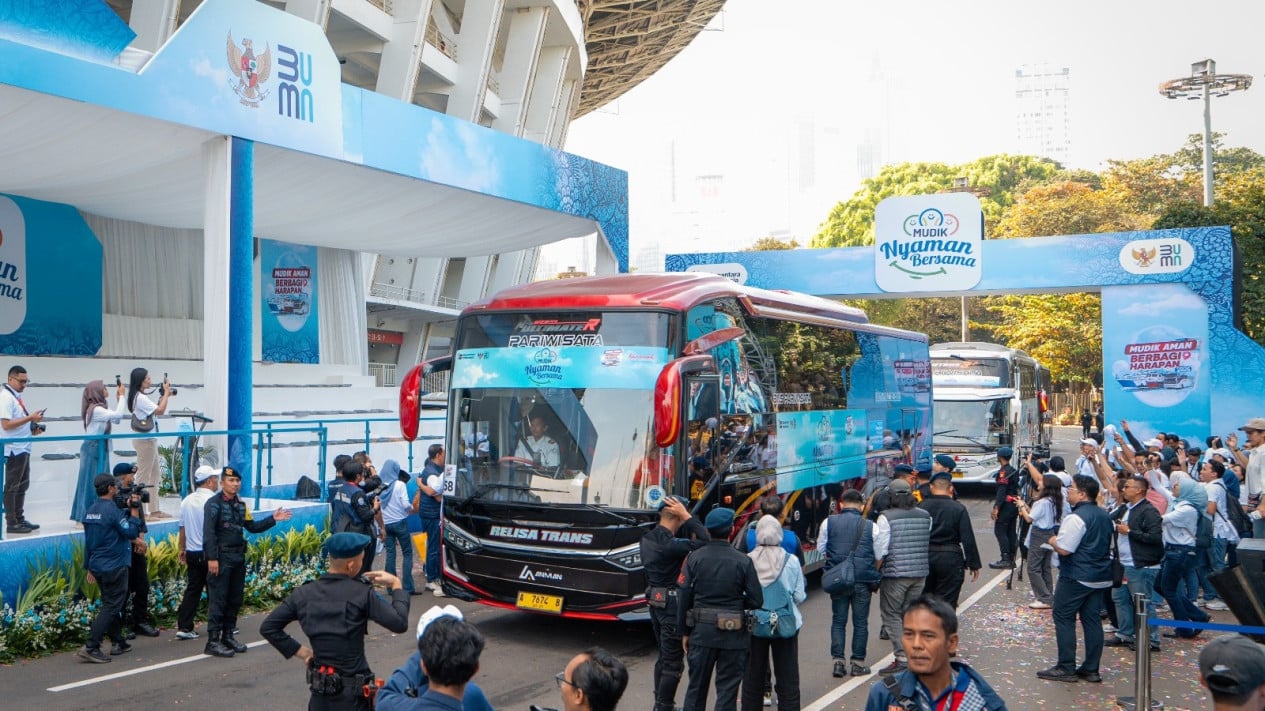 Demonstrating Care for the Community, Sarinah Distributes Groceries and Organises Free Homecoming Trips