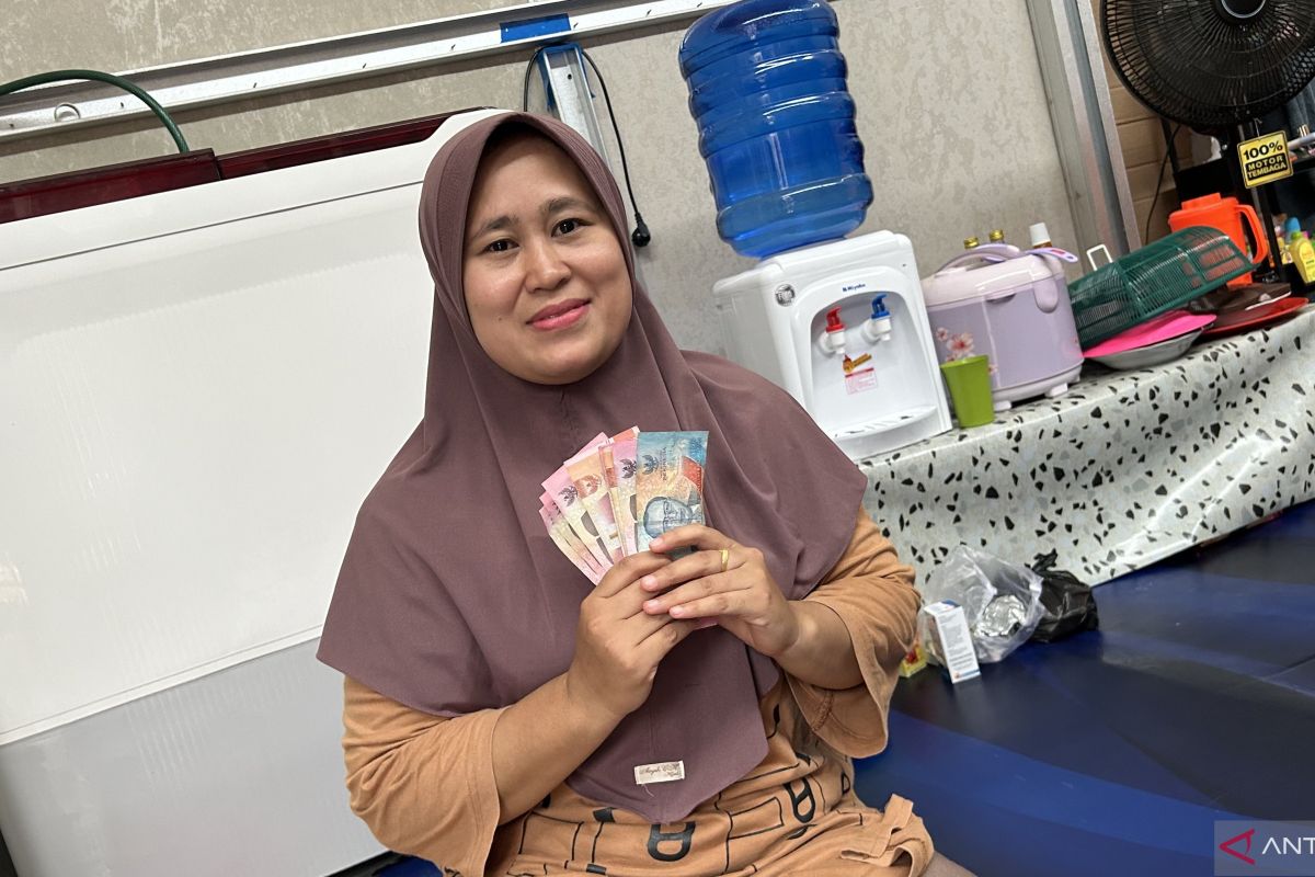 Disaster survivors in Kayu Pasak temporary housing receive Eid al-Fitr aid