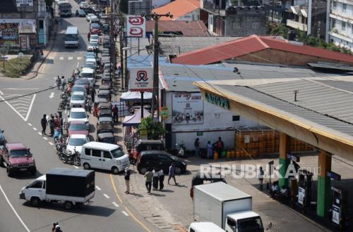 Long Queues at Fuel Stations Due to Oil Crisis, Sri Lanka Implements Weekly Fuel Quota