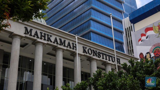 Constitutional Court Interpretation of Article 14 of the Corruption Law and the Effectiveness of Corruption Law Enforcement