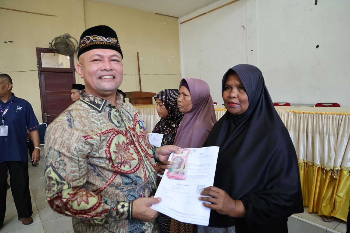 2,313 Flood Victims in North Aceh Receive Living Allowance Aid