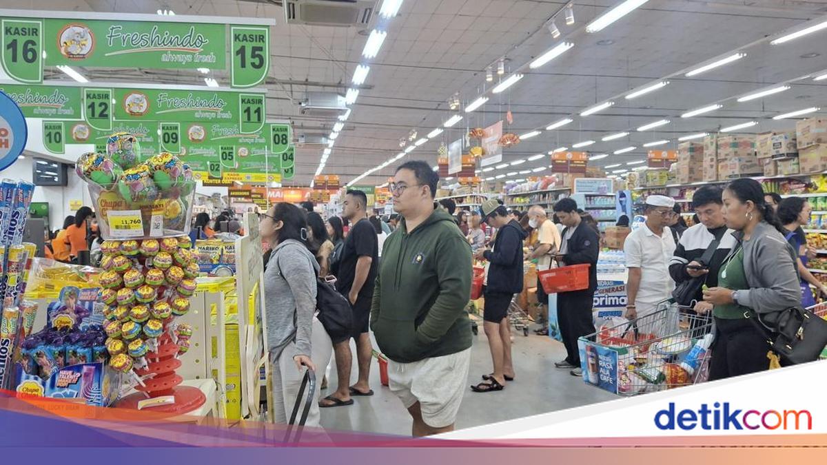 Shoppers Rush to Stock Up on Food Ahead of Nyepi