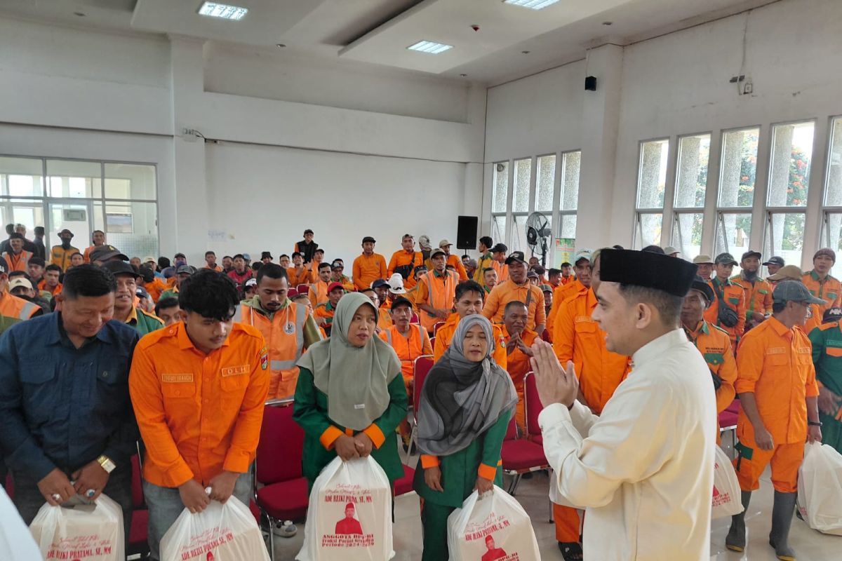 Indonesian House of Representatives Member Distributes Eid Packages to Sanitation Workers in Bukittinggi