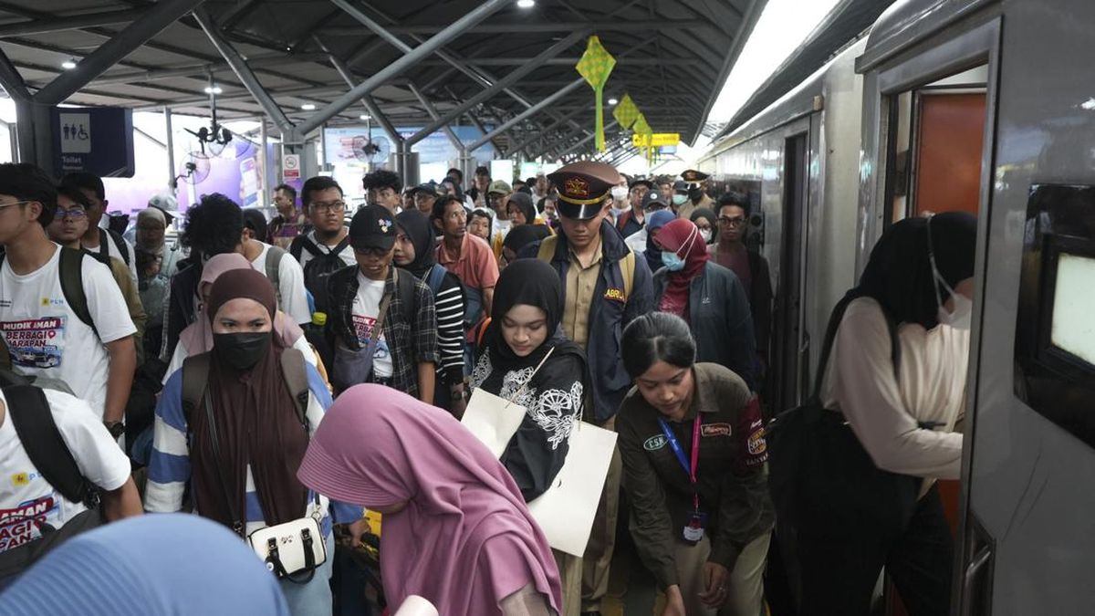 Peak Homecoming Rush at Daop 8 Surabaya: 50,000 Passengers Crowd the Stations