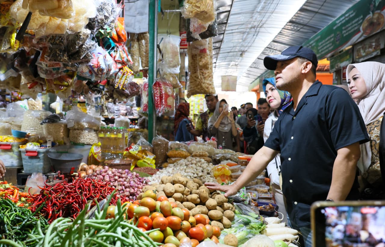 Ahead of Eid, Central Java Governor Ensures Stable Prices and Secure Stock of Essential Goods