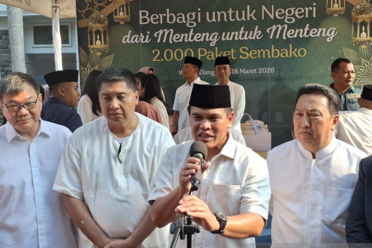 Minister of Housing and Settlement Areas Distributes 2,000 Staple Food Packages to Menteng Residents in Jakarta
