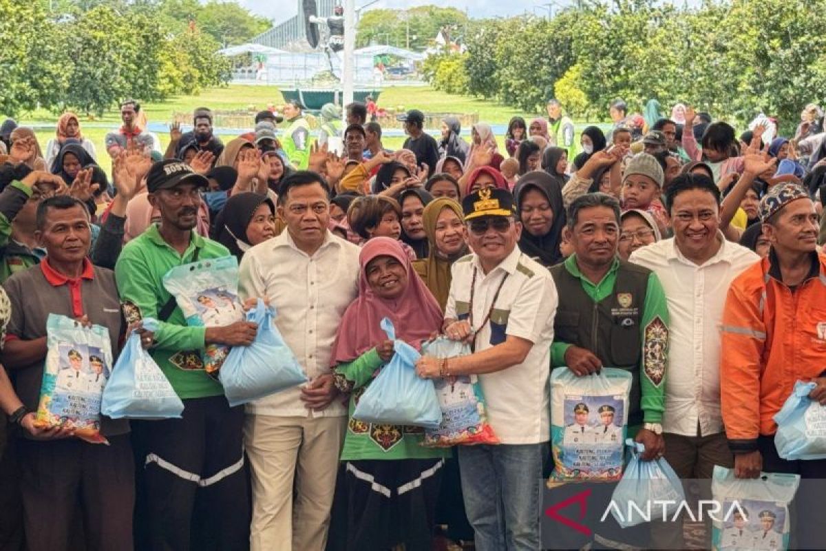 Central Kalimantan Governor Distributes Free Basic Foodstuffs to Ride-Hailing Drivers and Sanitation Workers