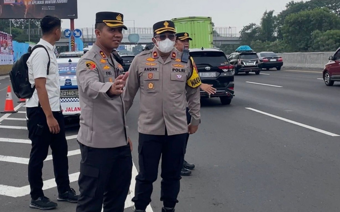 KM 57 of Jakarta-Cikampek Toll Road Congested, Karawang Police Chief Monitors Eid Exodus Traffic Flow