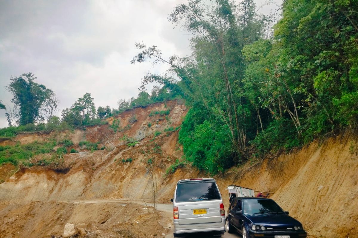 Prone to landslides, holiday travellers urged to be cautious on Lubuk Basung-Bukittinggi route