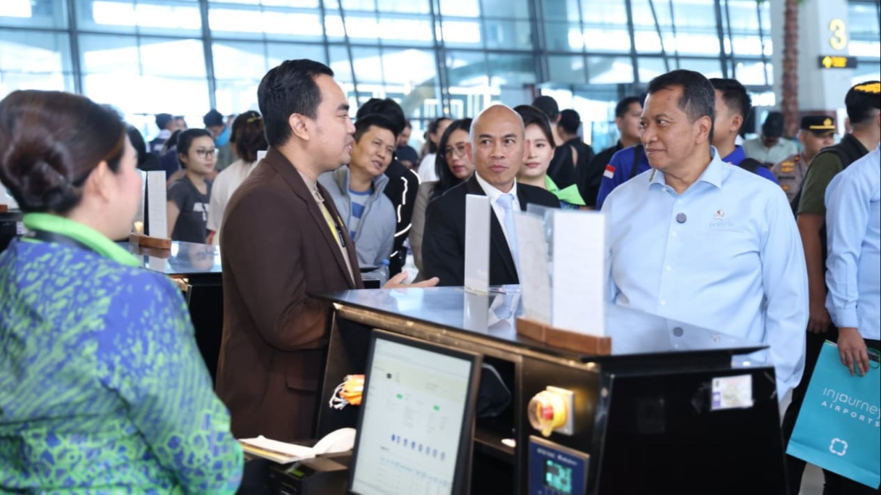 Deputy Minister of PANRB Inspects Public Transport for Eid Exodus at Airports and Ports, Ensures Service Standards Are Met