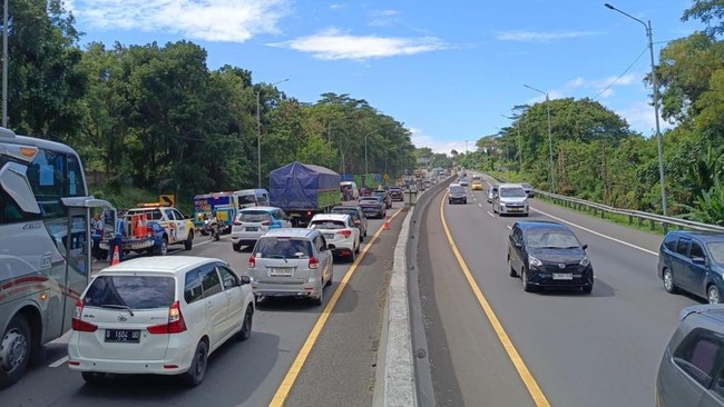 Toll Roads Already Congested: 34,000 Vehicles Heading to Bandung, 49,000 to Merak