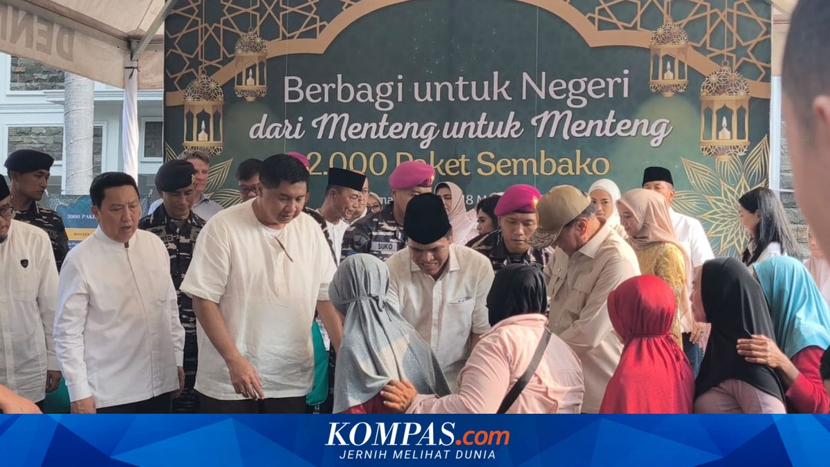 Navy Chief States Many Menteng Residents Still Struggle, Distributes 2,000 Food Packages