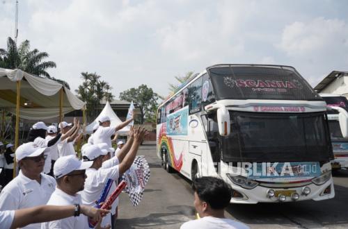 Realising Eid Joy, PTPN IV PalmCo Simultaneously Transports Thousands of Free Mudik Participants
