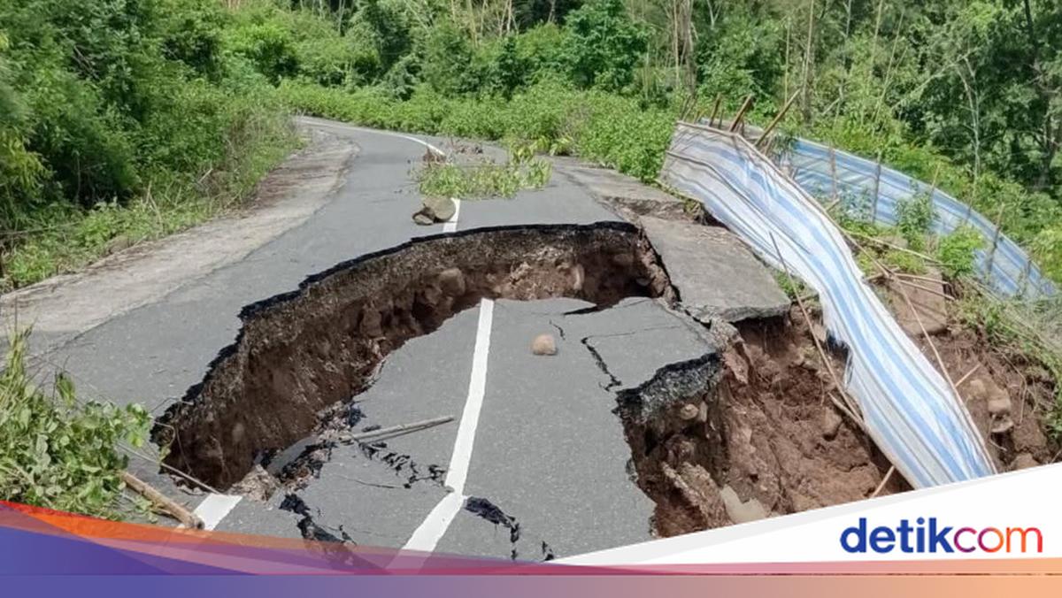 Baku-Sumi Bima Road Split by Landslide, Residents Urged to Stay Alert