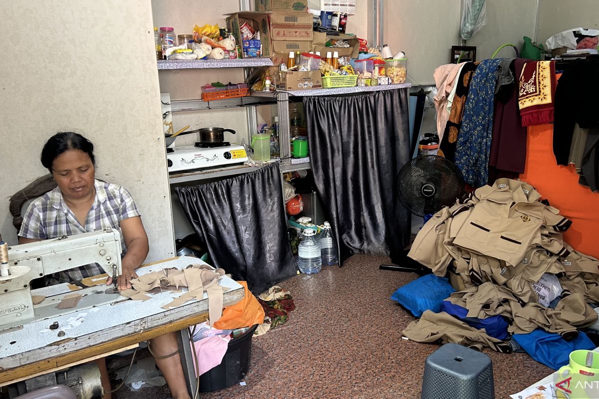 Flood survivors in Agam maintain economic momentum from temporary shelters