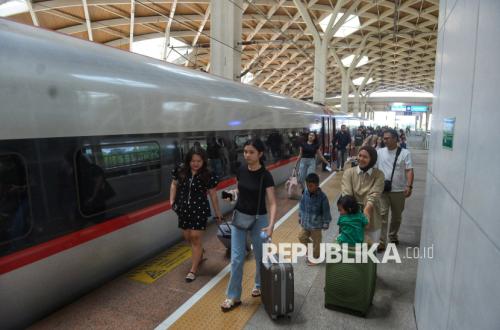 Whoosh Stations Crowded with Holiday Travellers, Ticket Sales Exceed 100,000