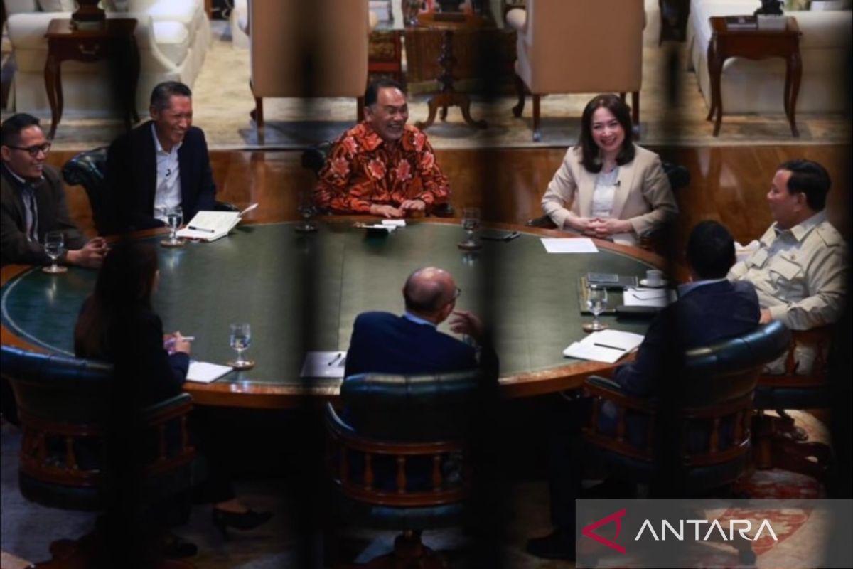 Prabowo discusses current issues with journalists and experts