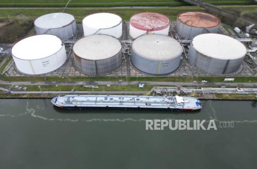 Oil Prices Rise 5 Percent After Israel's Attack on Iran's Energy Facilities, Triggering Global Inflation