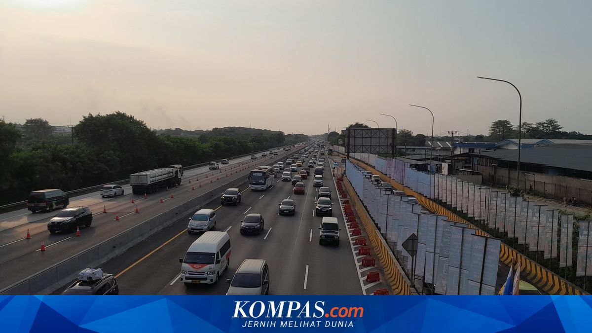 Peak Mudik Surge: 387,451 Vehicles Pass Through Cikampek Main Toll Gate