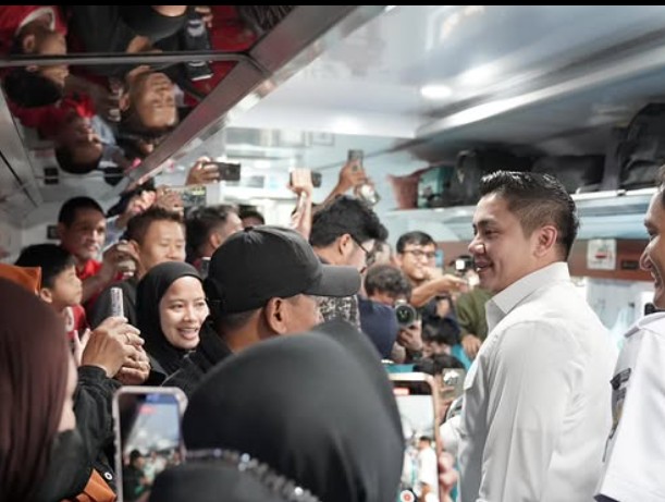 Cabinet Secretary Inspects People's Train Services at Pasar Senen Station