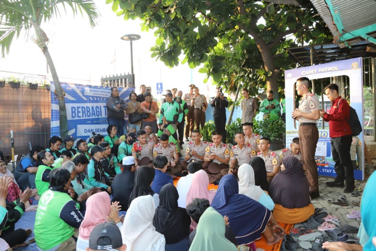 Akpol Cadets Educate on Safe Homecoming and 110 Emergency Services for Ride-Hailing Drivers in West Jakarta