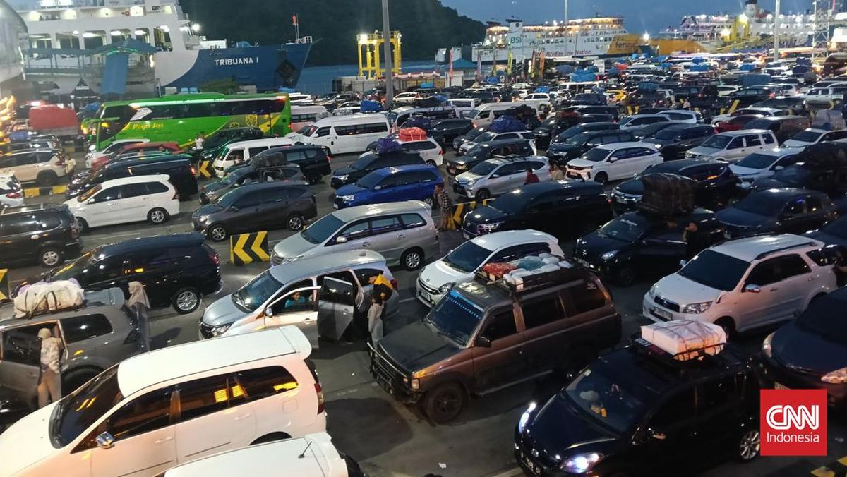 Queue of Cars to Merak Port Stretches Outside, Dawn Congestion Clears