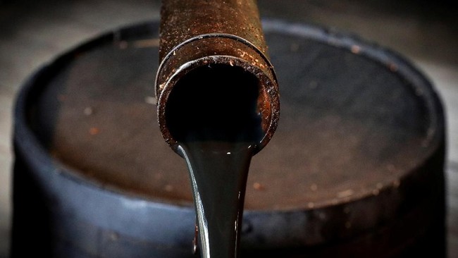 Oil Heats Up Further, Attacked by Iran, Prices Soar 5%