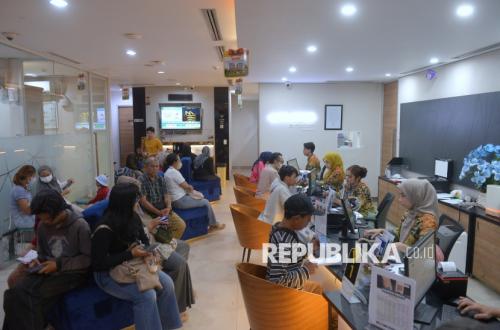 Continuing the Downward Trend, Antam Gold Price Falls by Rp53,000 per Gram