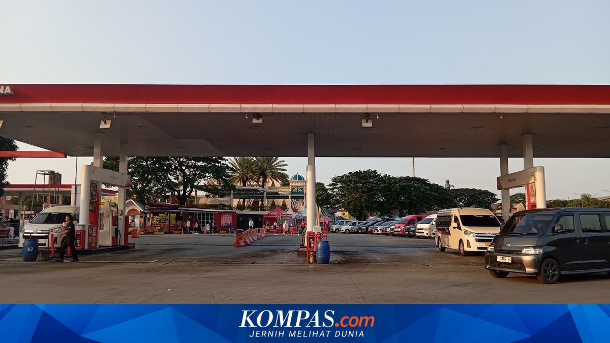 Rest Area at KM 57 Overloaded, Travellers Forced to Rest on the Shoulder of the Jakarta-Cikampek Toll Road