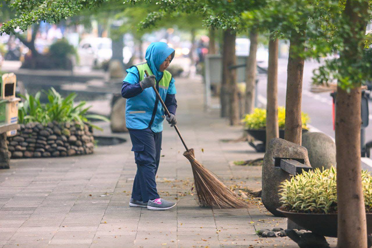 Bandung Environmental Agency Targets Empty Temporary Waste Collection Sites on Takbiran Night