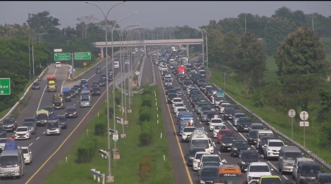 Traffic Congestion on Cipali Toll Road Stretches for Dozens of Kilometres