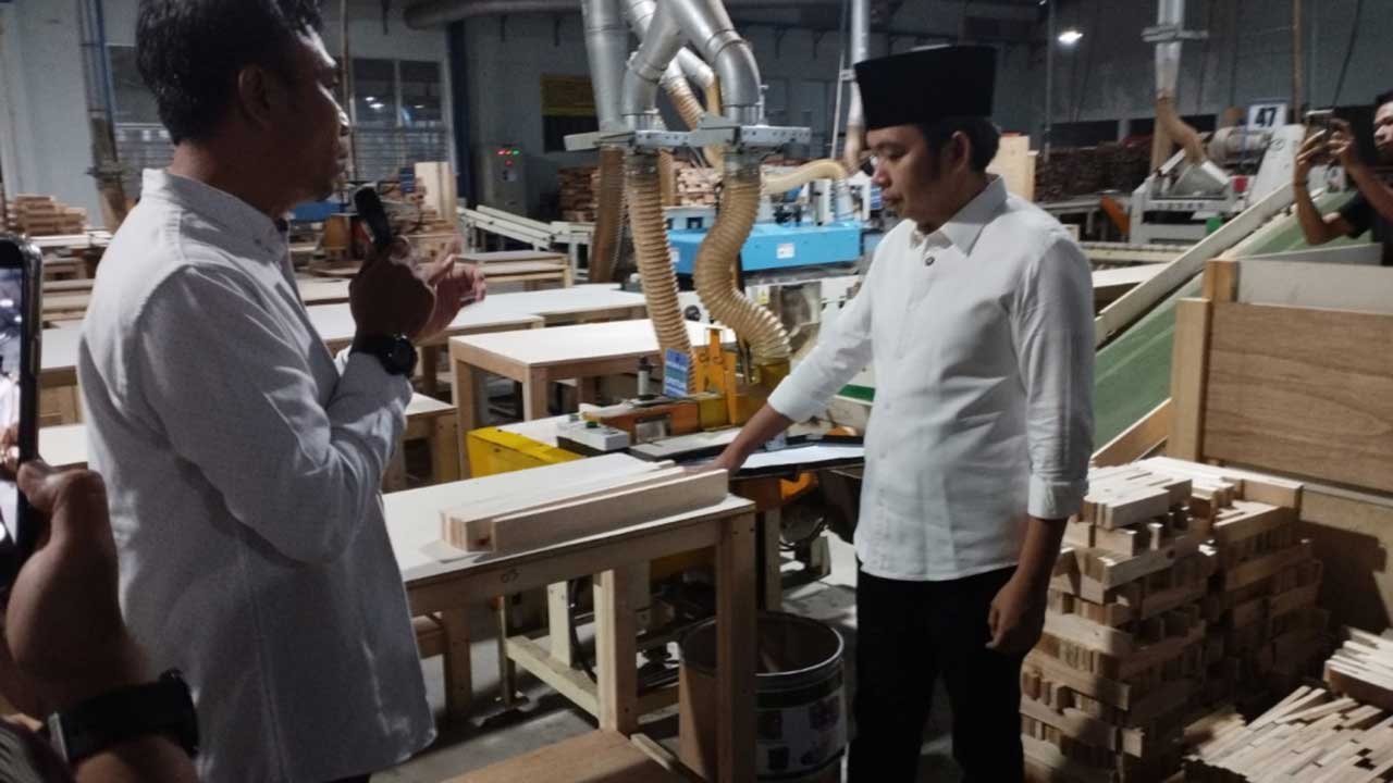 Jember Regent Inspects Investment in PT Nankai Indonesia Plywood Factory