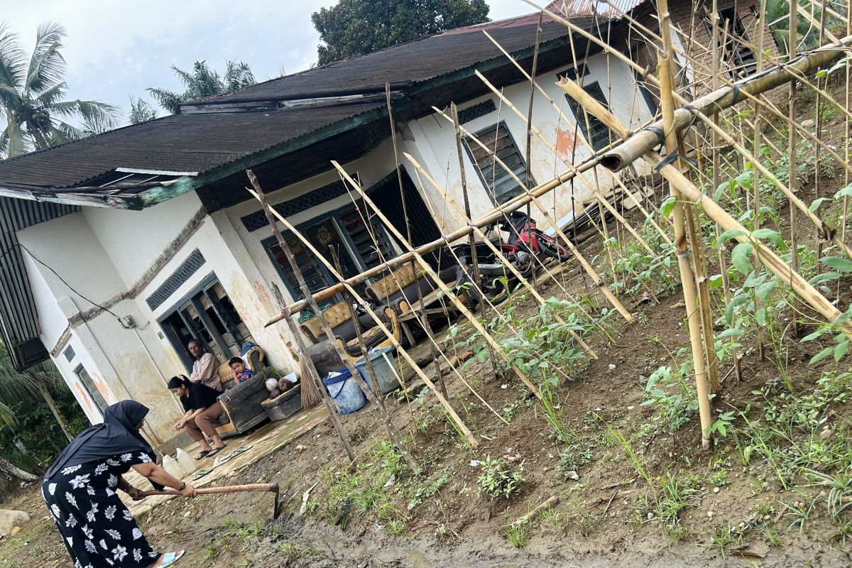 Agam disaster survivors return home to clean houses for Eid celebrations