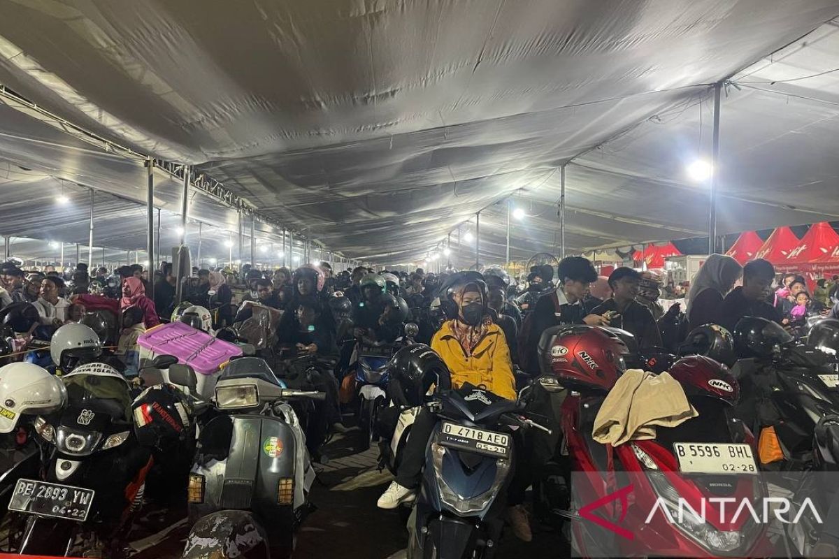 Two Days Before Eid, Motorcycle Commuters Queue Snakes at Ciwandan