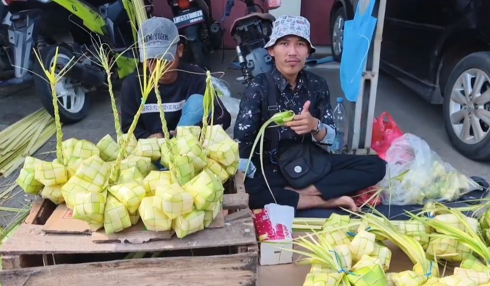 Lebaran Tradition: Ketupat Shell Vendors Bustling in Pamanukan, Subang