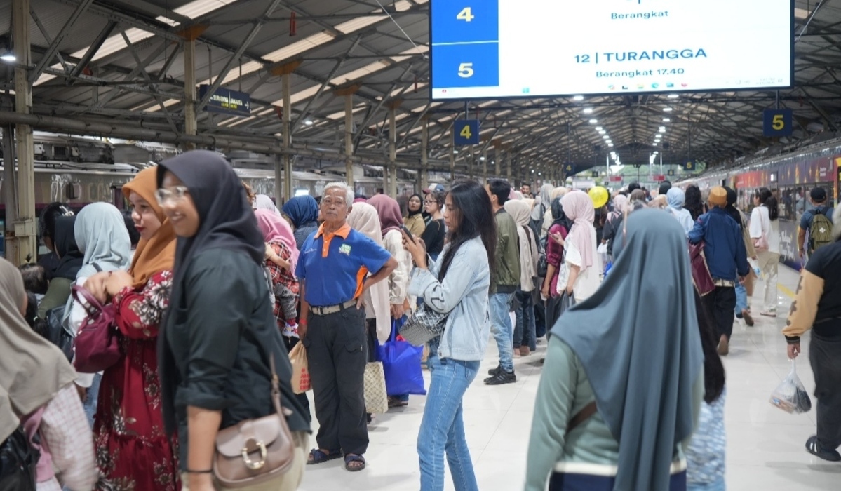 Peak Eid Exodus 2026: 17,000 Passengers Crowd Bandung Station