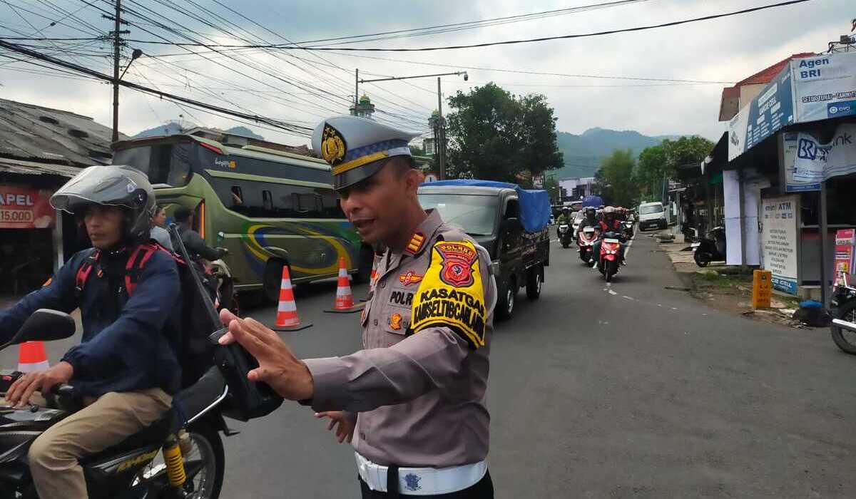 Gentong Route Congested for 4 KM, Police Implement One-Way System for 2026 Eid Exodus