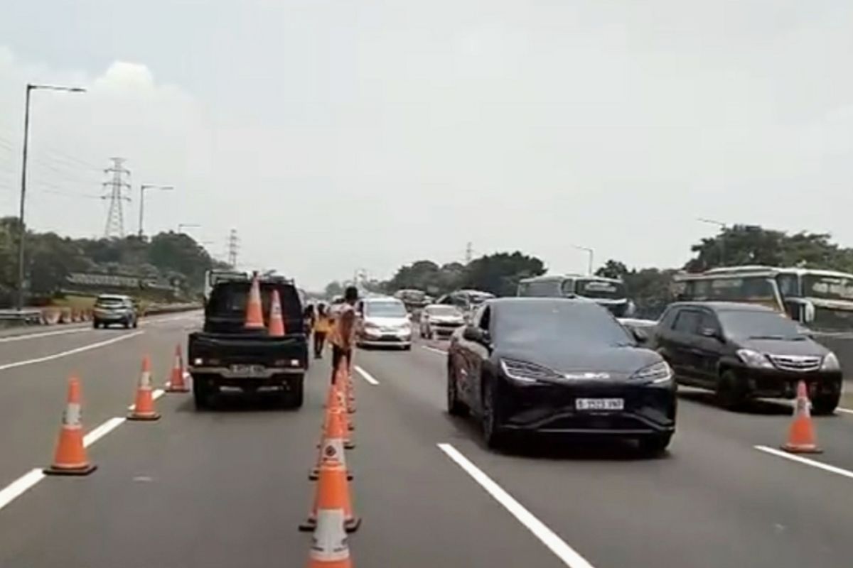 Mudik traffic intensifies, Jasamarga adds contraflow lane on Japek Toll Road