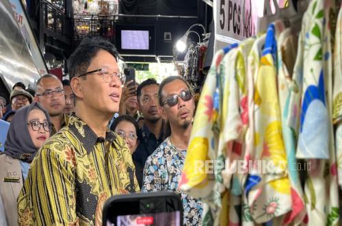 Finance Minister Purbaya Visits Malioboro Terrace and Beringharjo Market, Buys Batik Worth Rp10 Million Without Haggling